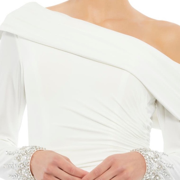 Mac dugal One-Shoulder Long Sleeve
Jersey Gown - Picture 3 of 3